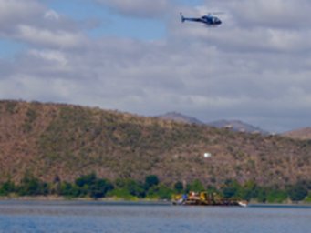 Per Helikopter wurden die Bauteile für die Bohrplattform angeliefert, da die Felswände, die den See umgeben, größtenteils unpassierbar sind. Per Helikopter wurden die Bauteile für die Bohrplattform angeliefert, da die Felswände, die den See umgeben, größtenteils unpassierbar sind.
