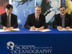 Tony Haymet, Direktor des Scripps Instituts für Ozeanografie, Prof. Dr. Meinrat O. Andreae, Direktor am Max-Planck-Institut für Chemie und Prof. Dr. Paul Yu, Vizekanzler der Forschungsinitiativen der Universität San Diego unterzeichnen die deutsch-kalifornische Kooperationsvereinbarung SPOCES.