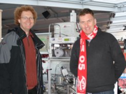 Nutzten das Heimspiel der Mainz 05er für eine Feldstudie der besonderen Art: Dr. Frank Drewnick (l.) und Dr. Jonathan Williams hofften auf frenetischen Torjubel, um möglichst eindeutige Luftveränderungen im Stadion messen zu können. Doch auch das torlose Heimspiel der Mainzer ließ die Forscher des Max-Planck-Instituts für Chemie dank guter Messergebnisse am Ende strahlen.