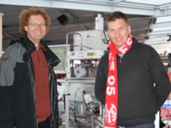Nutzten das Heimspiel der Mainz 05er für eine Feldstudie der besonderen Art: Dr. Frank Drewnick (l.) und Dr. Jonathan Williams hofften auf frenetischen Torjubel, um möglichst eindeutige Luftveränderungen im Stadion messen zu können. Doch auch das torlose Heimspiel der Mainzer ließ die Forscher des Max-Planck-Instituts für Chemie dank guter Messergebnisse am Ende strahlen. Nutzten das Heimspiel der Mainz 05er für eine Feldstudie der besonderen Art: Dr. Frank Drewnick (l.) und Dr. Jonathan Williams hofften auf frenetischen Torjubel, um möglichst eindeutige Luftveränderungen im Stadion messen zu können. Doch auch das torlose Heimspiel der Mainzer ließ die Forscher des Max-Planck-Instituts für Chemie dank guter Messergebnisse am Ende strahlen.