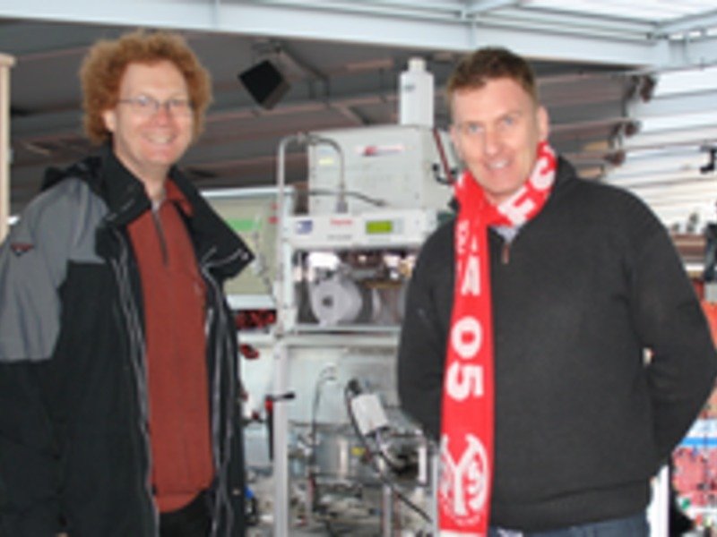 Nutzten das Heimspiel der Mainz 05er für eine Feldstudie der besonderen Art: Dr. Frank Drewnick (l.) und Dr. Jonathan Williams hofften auf frenetischen Torjubel, um möglichst eindeutige Luftveränderungen im Stadion messen zu können. Doch auch das torlose Heimspiel der Mainzer ließ die Forscher des Max-Planck-Instituts für Chemie dank guter Messergebnisse am Ende strahlen.