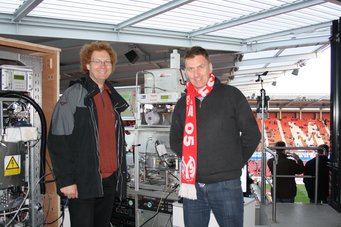 Nutzten das Heimspiel der Mainz 05er für eine Feldstudie der besonderen Art: Dr. Frank Drewnick (l.) und Dr. Jonathan Williams hofften auf frenetischen Torjubel, um möglichst eindeutige Luftveränderungen im Stadion messen zu können. Doch auch das torlose Heimspiel der Mainzer ließ die Forscher des Max-Planck-Instituts für Chemie dank guter Messergebnisse am Ende strahlen. Nutzten das Heimspiel der Mainz 05er für eine Feldstudie der besonderen Art: Dr. Frank Drewnick (l.) und Dr. Jonathan Williams.