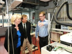 Der Presserundgang führte Ministerin Doris Ahnen auch in die neuen Laborbereiche des Instituts. (v. l. Ministerin Doris Ahnen, Professor Jos Lelieveld, Dr. Markus Greule).