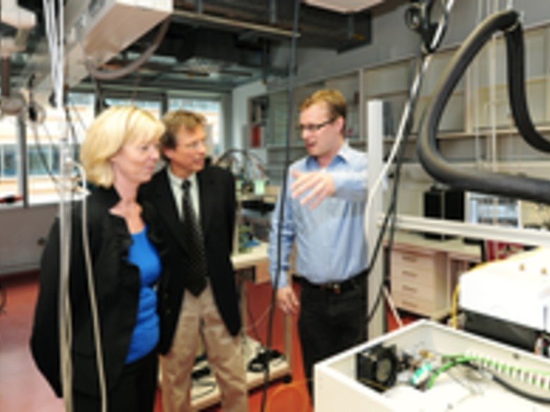 Der Presserundgang führte Ministerin Doris Ahnen auch in die neuen Laborbereiche des Instituts. (v. l. Ministerin Doris Ahnen, Professor Jos Lelieveld, Dr. Markus Greule).