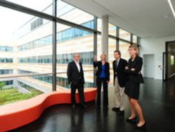 Beim Presserundgang durch das neue Institutsgebäude: (v. l.) Leo Fritsch, Architekt, Ministerin Doris Ahnen, Prof. Jos Lelieveld, geschäftsführender Direktor des MPICs und Daniela Wurst von der Max-Plank-Gesellschaft.