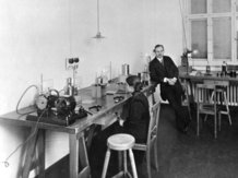 Lise Meitner und Otto Hahn im Labor des Kaiser-Wilhelm-Instituts für Chemie in 1913. Lise Meitner und Otto Hahn im Labor des Kaiser-Wilhelm-Instituts für Chemie in 1913.
