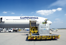 Für einen Vulkan-Messflug wird der Airbus A340-600 „Leverkusen“ mit dem Messcontainer CARIBIC am Flughafen Frankfurt beladen