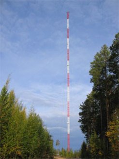 Messturm der Forschungsstation ZOTTO: Max-Planck-Wissenschaftler untersuchen in der sibirischen Taiga die Wechselwirkungen zwischen Erderwärmung und Treibhausgasen. Der 300 Meter hohe Turm ermöglicht Messungen in der "Mixed Layer", einer homogenen Luftschicht, welche die variierenden Treibhausgas-Aktivitäten der Bodenvegetation ausblendet und damit unverzerrte Messungen in der Atmosphäre erlaubt. Messturm der Forschungsstation ZOTTO: Max-Planck-Wissenschaftler untersuchen in der sibirischen Taiga die Wechselwirkungen zwischen Erderwärmung und Treibhausgasen. Der 300 Meter hohe Turm ermöglicht Messungen in der "Mixed Layer", einer homogenen Luftschicht, welche die variierenden Treibhausgas-Aktivitäten der Bodenvegetation ausblendet und damit unverzerrte Messungen in der Atmosphäre erlaubt.