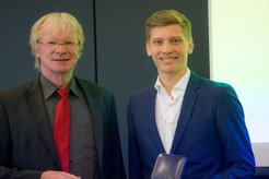 Ferdi Schüth, vice president of the Max Planck Society, honored Thomas Berkemeier with the Otto Hahn medal for his outstanding doctoral thesis.