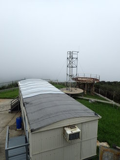 Die Messstation „Pico del Este“ vor (o.) und nach (u.) dem verheerenden Hurrikan „Maria“, der mit 250 Kilometern pro Stunde Mitte September über die Insel fegte.