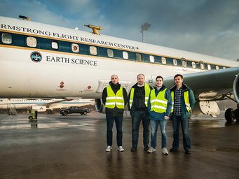 Antonis Dragoneas, Oliver Appel, Andreas Hünig und Sergej Molleker (v.l.n.r.) vom MPI für Chemie. Vier Personen in Warnwesten stehen vor einem Forschungsflugzeug auf dem Rollfeld.