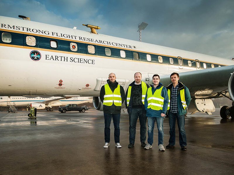 Antonis Dragoneas, Oliver Appel, Andreas Hünig und Sergej Molleker (f.lt.r.) from the Max Planck Institute for Chemistry in front of a research aircraft on a tarmac.