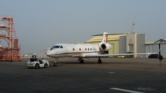 Mithilfe des Forschungsflugzeugs HALO werden Luftproben gesammelt, um die Auswirkungen der Luftverschmutzung durch Megastädte auf die Erdatmosphäre zu erforschen. Das Forschungsflugzeug HALO auf dem Rollfeld.