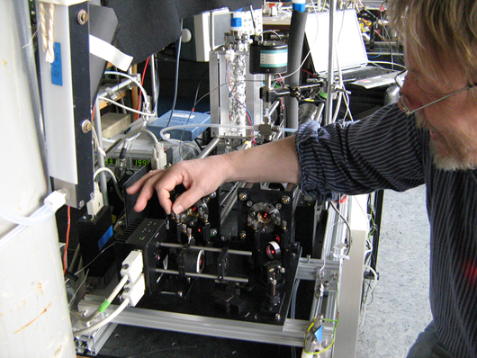 Person arbeitet an Messinstrument.