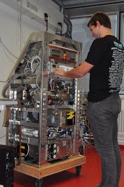 Person arbeitet an Messinstrument.