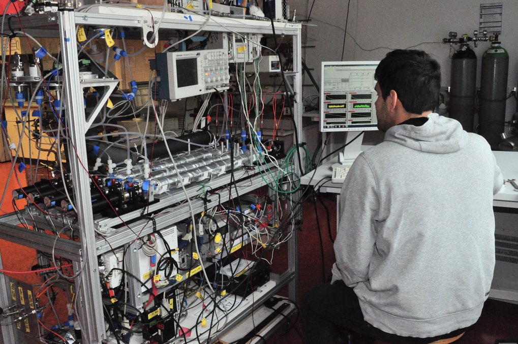 Person arbeitet an Messinstrument.