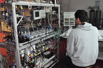 Person arbeitet an Messinstrument.