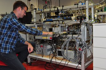 Person arbeitet an Messinstrument.