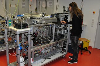 Person arbeitet an Messinstrument.