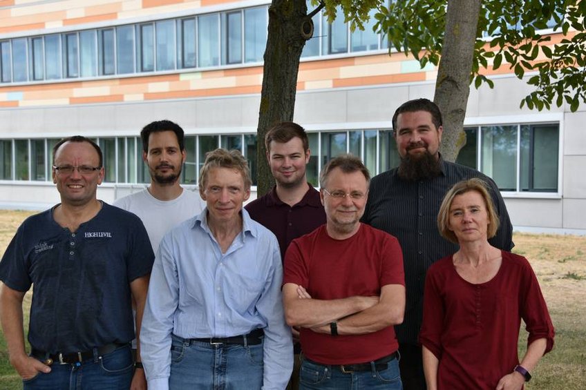 Bild aufgenommen am MPIC (August 2018). Von links nach rechts: Elmar Gröner, János Kodolányi, Uli Ott, Philipp Schuhmann, Peter Hoppe, Jan Leitner, Antje Sorowka. Bild aufgenommen am MPIC (August 2018). Von links nach rechts: Elmar Gröner, János Kodolányi, Uli Ott, Philipp Schuhmann, Peter Hoppe, Jan Leitner, Antje Sorowka.