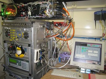Infrastructure of the HOx instrument stored on board the research vessel (left panel). Position of the detection systems and inlet tubes (right panel). Infrastruktur der HOx Instrumente an Bord eines Forschungsschiffs.