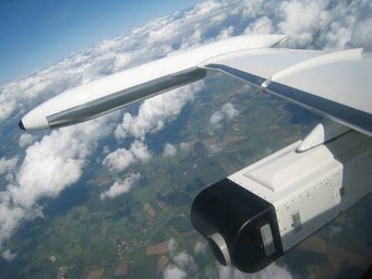 During the HOOVER campaigns the HOx instrument and most of its infrastructure was stored in the wing pod. Flugzeugflügel mit integriertem HOx Messinstrumenten.