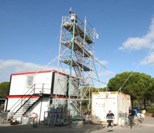 On top of the observation tower are the instruments in and inlet line located. The infrastructure like laser systems is stored in the containers. Auf der Spitze des Beobachtungsturms befinden sich die Instrumente und die Einlassleitung. Die Infrastruktur wie Lasersysteme werden in den Containern gelagert.