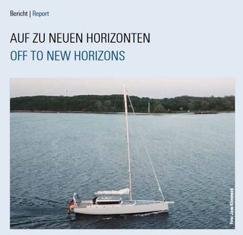 Deckblatt Newsletter 3/2018. Segelboot auf einem ruhigen Gewässer mit bewaldetem Ufer im Hintergrund.