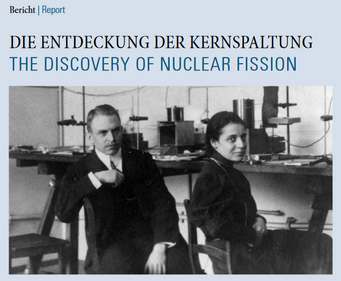 Deckblatt Newsletter 1/2014. Otto Hahn und Lise Meitner sitzend in einem Labor. Schwarz-weiß Foto.