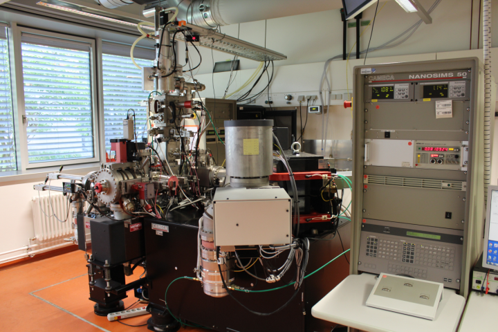 Abbildung 1. Die Cameca NanoSIMS 50-Ionensonde am Max-Planck-Institut für Chemie. Foto: MPI Chemie. Abbildung 1. Die Cameca NanoSIMS 50-Ionensonde am Max-Planck-Institut für Chemie. Foto: MPI Chemie.