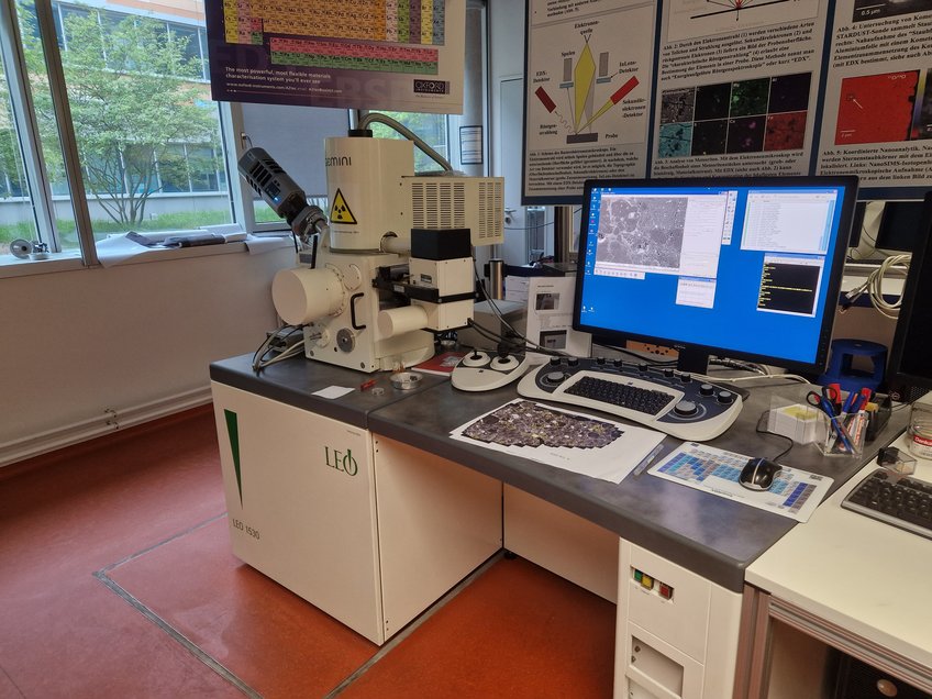 Abbildung 2. Das Leo 1530 Feldemissions-Rasterelektronenmikroskop am Max-Planck-Institut für Chemie. Foto: MPI Chemie. Abbildung 2. Das Leo 1530 Feldemissions-Rasterelektronenmikroskop am Max-Planck-Institut für Chemie. Foto: MPI Chemie.