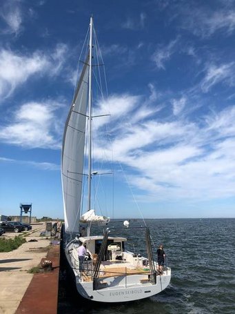 FS Eugen Seibold, Foto: G. Haug, MPI für Chemie Forschungsyacht Eugen Seibold am Pier unter blauem Himmel.