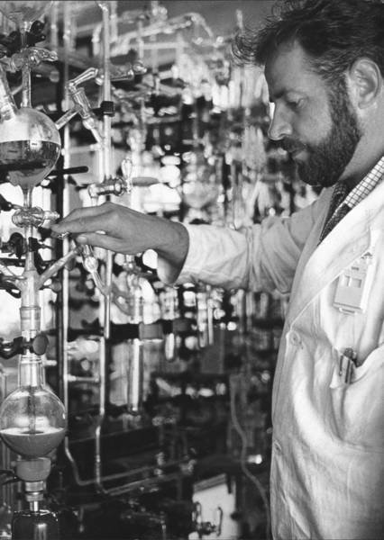 Wissenschaftler im Labor mit komplexen Glasapparaturen.