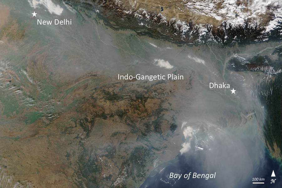 Satellitenbild zeigt die Indo-Gangetische Ebene, umgeben von New Delhi und Dhaka, mit sichtbarem Smog.