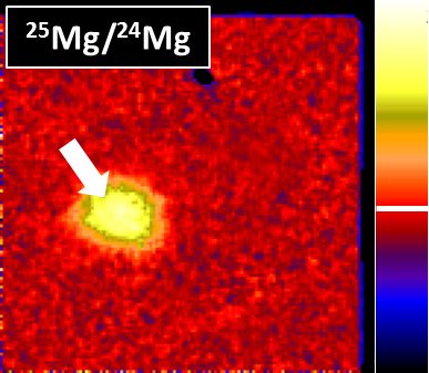 Die Abbildung zeigt das Isotopenhäufigkeitsverhältnis für Magnesium-25 zu Magnesium-24 für ein 2×2 Mikrometer großes Gebiet im Meteoriten NWA 6957. Der weiße Pfeil markiert eines der Magnesium-25-reichen Sternenstaubkörner, die in dieser Studie untersucht wurden.