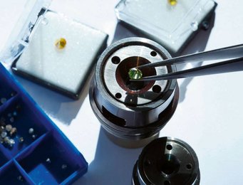 Macht mächtig Druck: In einer nicht einmal faustgroßen Stempelzelle lassen sich zwischen zwei konisch geschliffenen Diamanten mehr als eine Million Bar erzeugen, wobei manche Materialien bei relativ hohen Temperaturen supraleitend werden. Foto: Thomas Hartmann Macht mächtig Druck: In einer nicht einmal faustgroßen Stempelzelle lassen sich zwischen zwei konisch geschliffenen Diamanten mehr als eine Million Bar erzeugen, wobei manche Materialien bei relativ hohen Temperaturen supraleitend werden. Foto: Thomas Hartmann