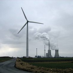 Symbol für die Engerigewende? Das Kohlekraftwerk in Mehrum, Landkreis Peine mit Windrad im Vordergrund. Quelle: Crux, Wikipedia, CC-BY-SA