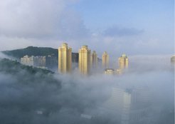 Dangerous air: air pollution caused by smog, like here in Mumbai, India, causes fatal diseases. In 2015, for example, more than 4.5 million people died prematurely as a result of particulate matter and ozone, the key pollutants. Source: Abha Sachdev / flickr