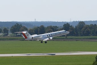 Das Forschungsflugzeug HALO startet in Richtung Kapverden. Foto: Dirk Dienhart HALO-Forschungsflugzeug beim Start auf einer Landebahn.