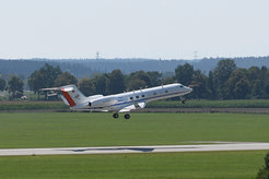 HALO-Forschungsflugzeug beim Start auf einer Landebahn.