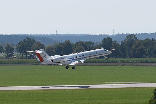 HALO-Forschungsflugzeug beim Start auf einer Landebahn.