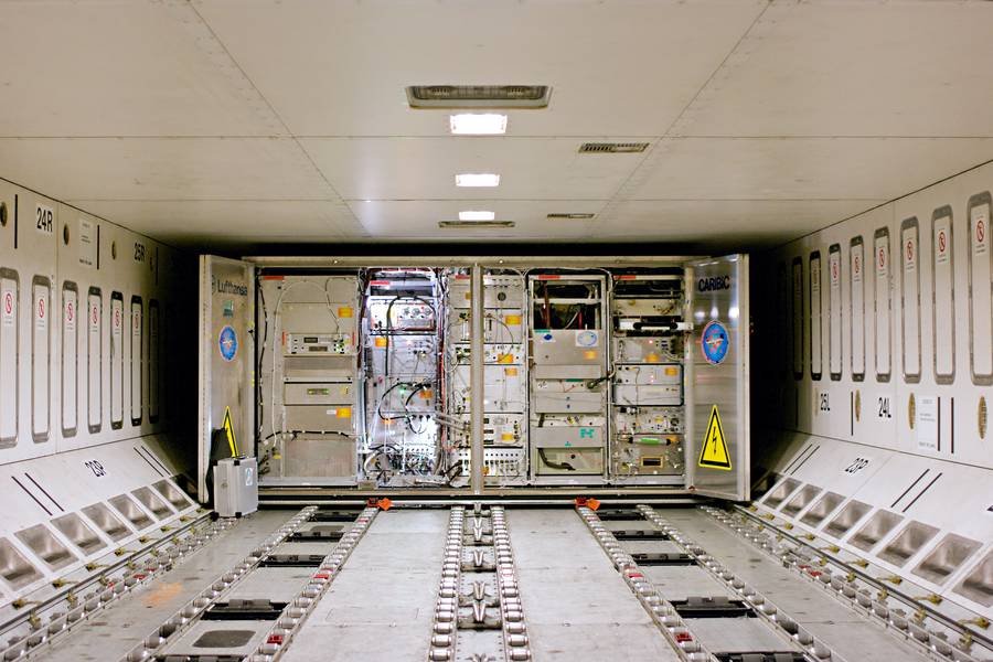 Der Messcontainer fliegt monatlich an Bord eines Lufthansa Airbus A340-600 auf Langstreckenflügen mit und macht so regelmäßige Messungen von wichtigen Parametern der Luft. Foto: Stefan Weber Forschungsgeräte im Frachtraum eines Flugzeugs.