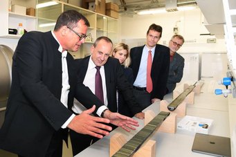 Auf seinem Rundgang durch das MPI für Chemie besuchte Wissenschaftsminister Konrad Wolf (2 v.l.) auch ein Sedimentlabor, in dem Bohrkerne wissenschaftlich untersucht werden. Foto: Carsten Costard Direktor Gerald Haug erklärt Besuchern einen Bohrkern.