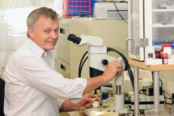 Mikhail Eremets received the Bridgman Award for his excellent work and technical developments in the field of high-pressure research. Source: Carsten Costard Laboratory scene with researcher Mikhail Eremets using a microscope to examine samples on a table filled with various equipment.