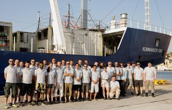 Das internationale Forscherteam vor der "Kommandor Iona". Foto: Steffen Dörner, MPIC Gruppenfoto vor einem großen Schiff.