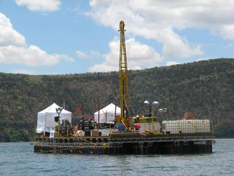 Die Bohrplattform auf dem Challa See. Von hier aus drehen sich die Bohrköpfe bis in Tiefen von 210 Metern vor. Foto: Christian Wolff Die Bohrplattform auf dem Challa See. Von hier aus drehen sich die Bohrköpfe bis in Tiefen von 210 Metern vor. Foto: Christian Wolff
