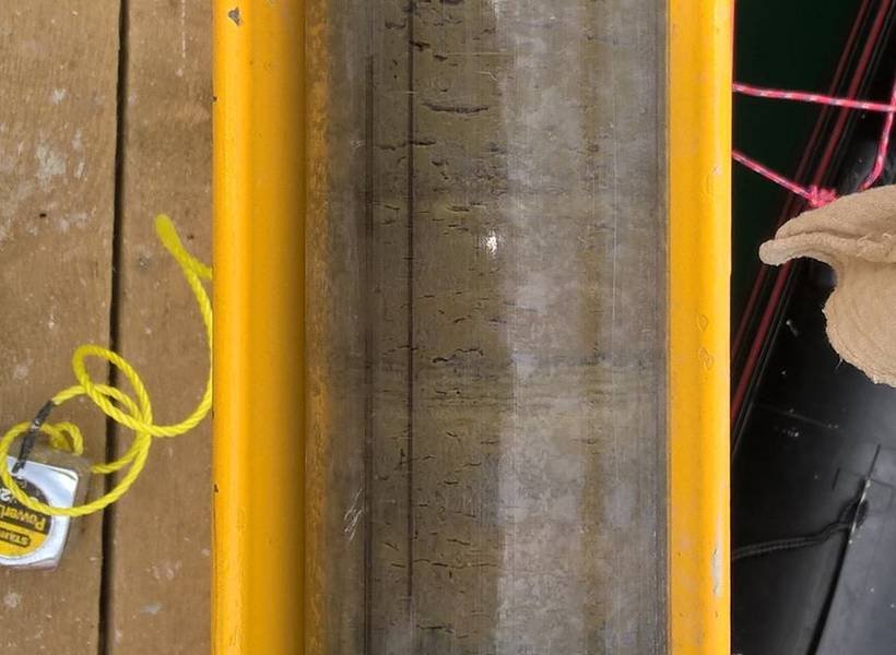 Ein Sedimentbohrkern: Die feinen hell-dunklen Lagen entsprechen jeweils einem Jahr. Foto: Christian Wolff