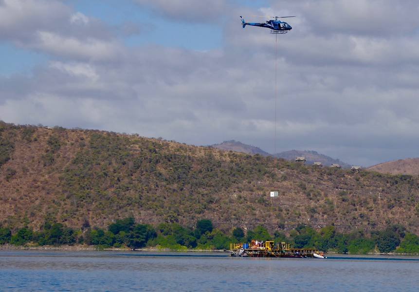 Per Helikopter wurden die Bauteile für die Bohrplattform angeliefert, da die Felswände, die den See umgeben, größtenteils unpassierbar sind. Foto: Christian Wolff
