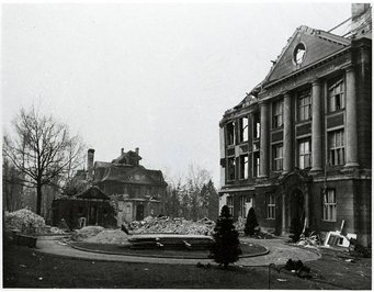 The KW Institute for Chemistry was destroyed by bombs in 1944. Source: MPG Berlin-Dahlem archive Damaged classical buildings with rubble scattered around and leafless trees in the background.