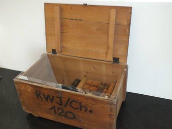 One of the moving boxes that helped transport the lab material first from Berlin to Tailfingen and later to Mainz. Photo: Susanne Benner One of the moving boxes that helped transport the lab material first from Berlin to Tailfingen and later to Mainz. Photo: Susanne Benner